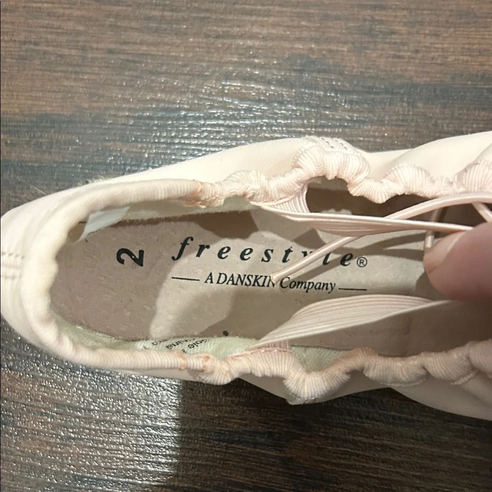 Girl’s Freestyle Pink Ballet Slippers Sz 2